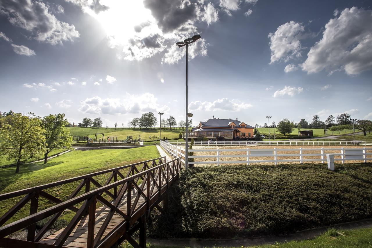 Hotel Horse Riding - Jezdecky Areal Tršice Exteriör bild