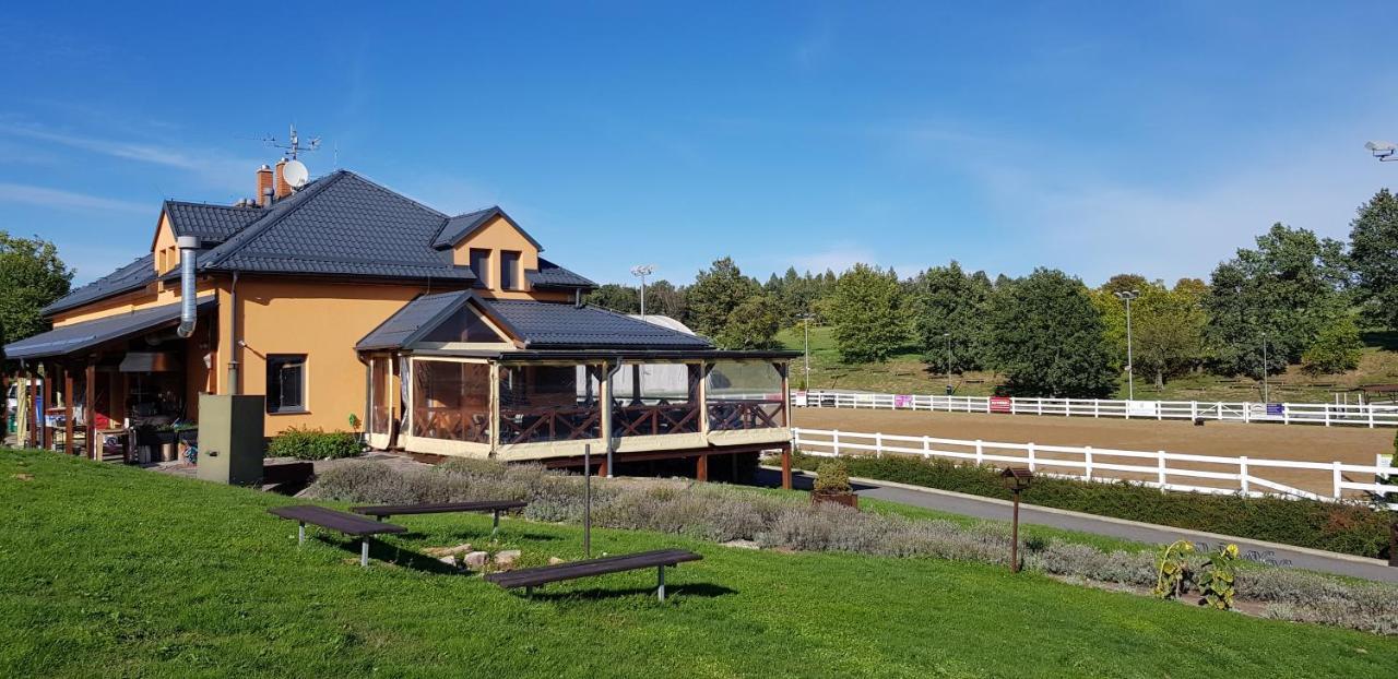 Hotel Horse Riding - Jezdecky Areal Tršice Exteriör bild