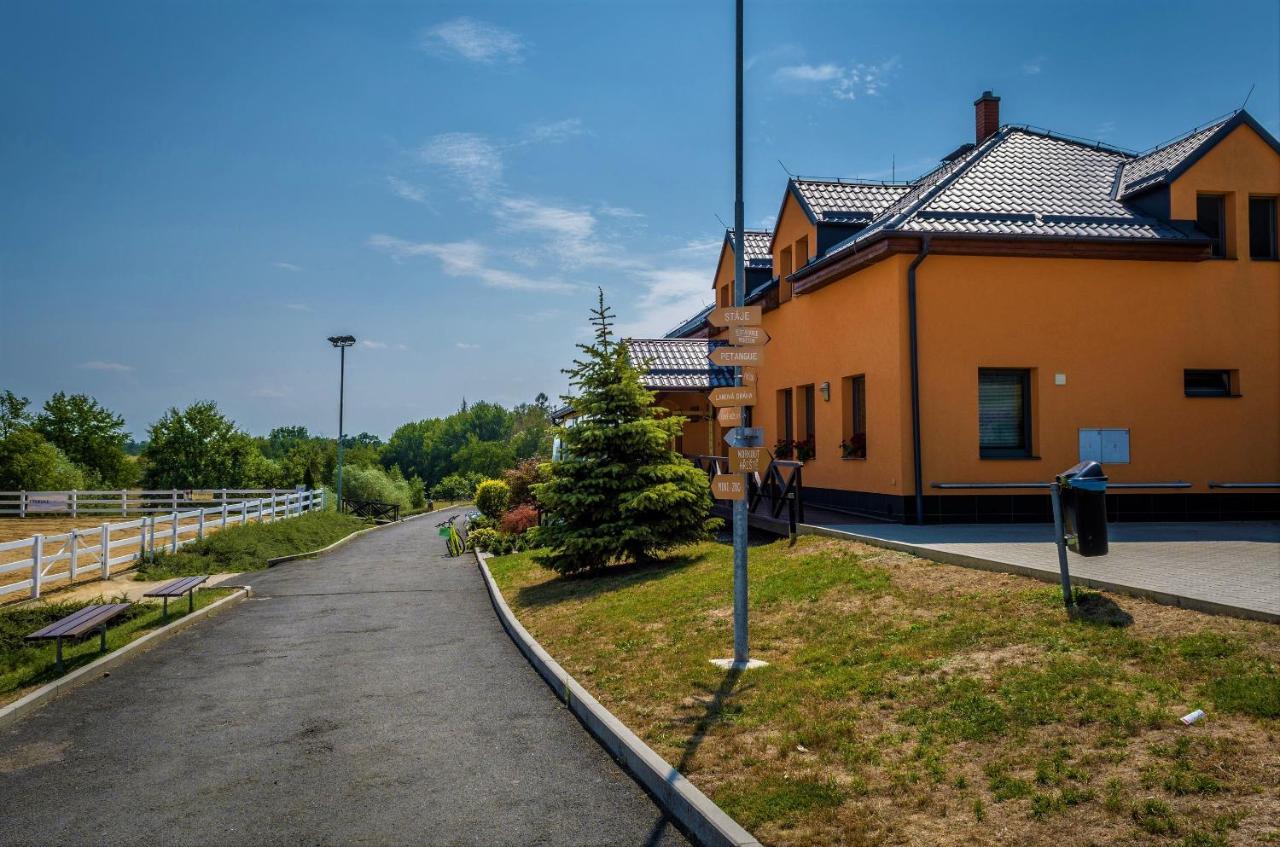 Hotel Horse Riding - Jezdecky Areal Tršice Exteriör bild