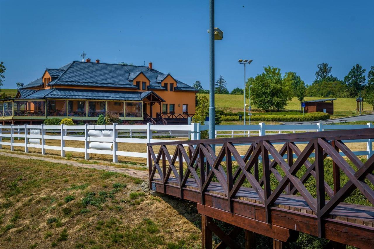 Hotel Horse Riding - Jezdecky Areal Tršice Exteriör bild