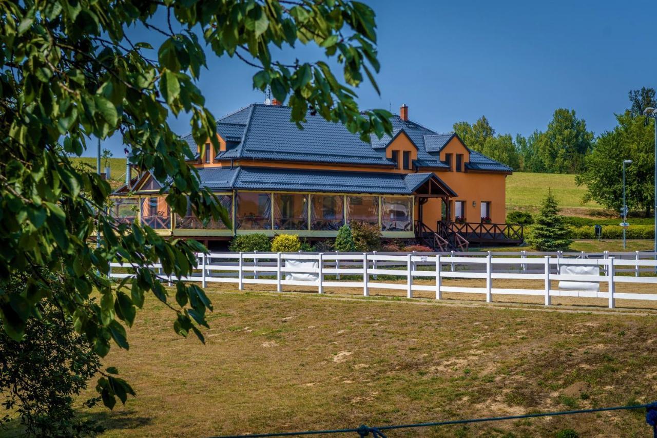 Hotel Horse Riding - Jezdecky Areal Tršice Exteriör bild